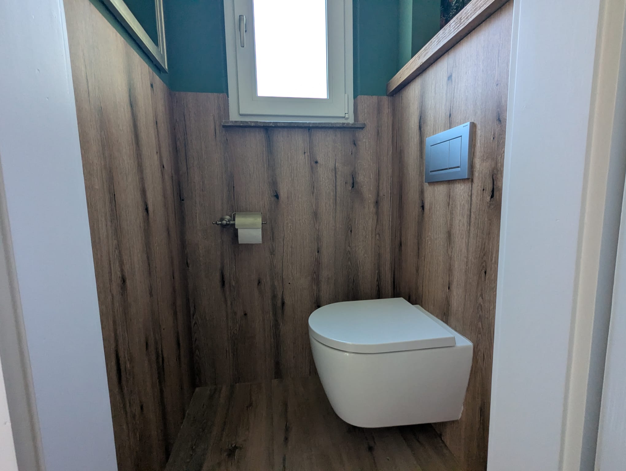 Modernes Badezimmer mit Maßmöbeln und Wandverkleidung